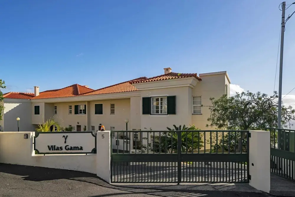 Casa Skyline by An Island Apart