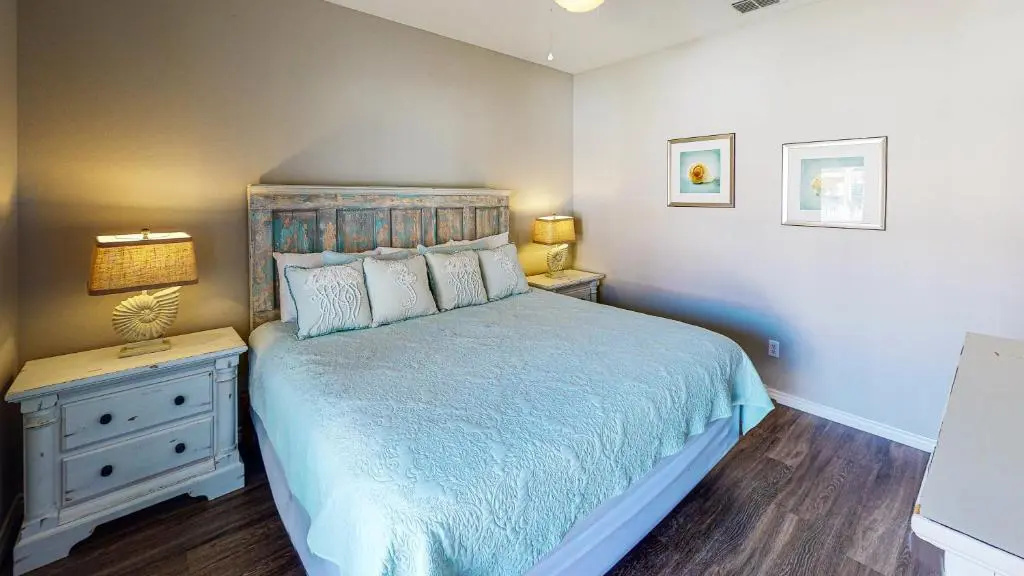 BC403 Fabulous Townhome with Beach Decor, Shared Heated Pool, Garage Access