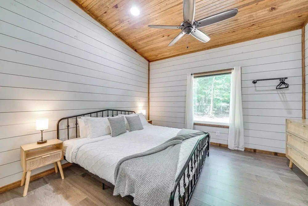 Creekside Cabin w/ Views & Hot Tub in Broken Bow