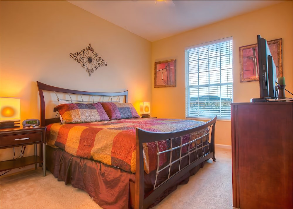 Beautiful PET FRIENDLY Condo Near Pool