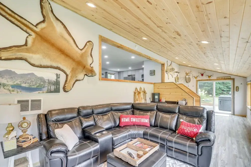 Bigfork Cottage w/ Hot Tub ~ 6 Mi to Flathead Lake