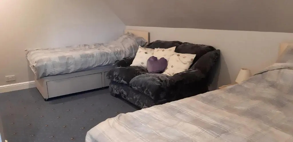 1 Bed Flat - Sleeps 4 - Garden - Parking - Wifi