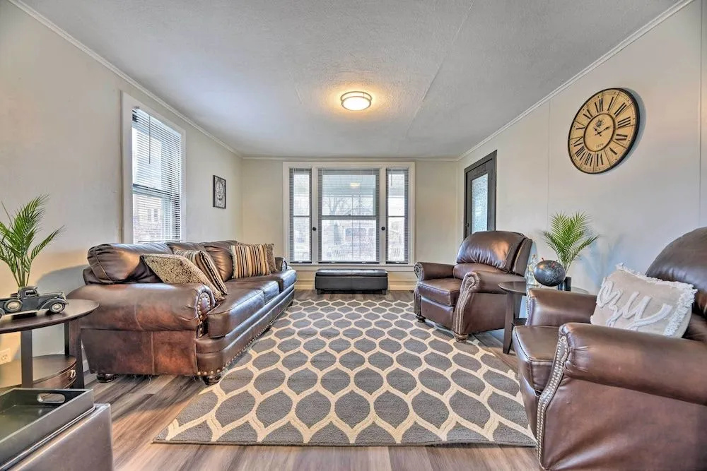 Tonawanda Apartment Steps to Niagara River