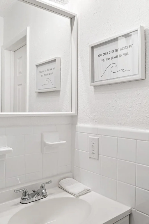Stylish 2 BR Condo - Free Parking on Premises