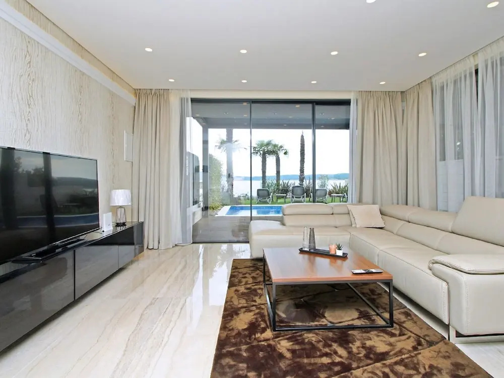 Luxurious Apartment With Private Pool and sea View Near the Beach in Crikvenica