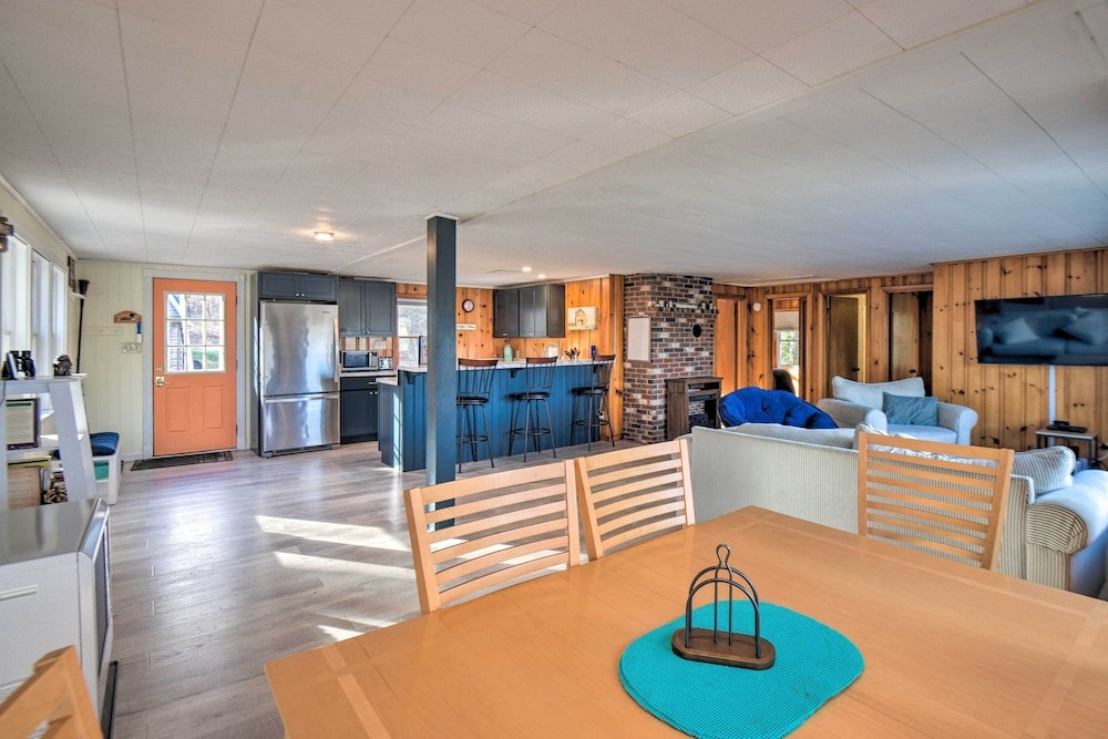 Updated Bristol Lakehouse w/ Kayaks & Beach Access