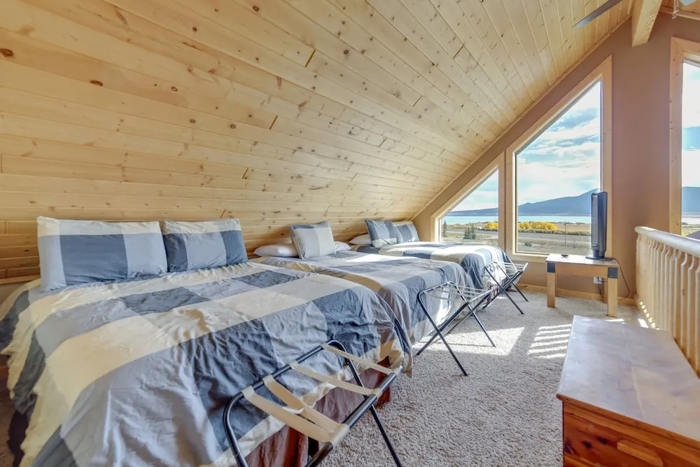 Custom Log Cabin w/ Views - 20 Mi to Yellowstone!