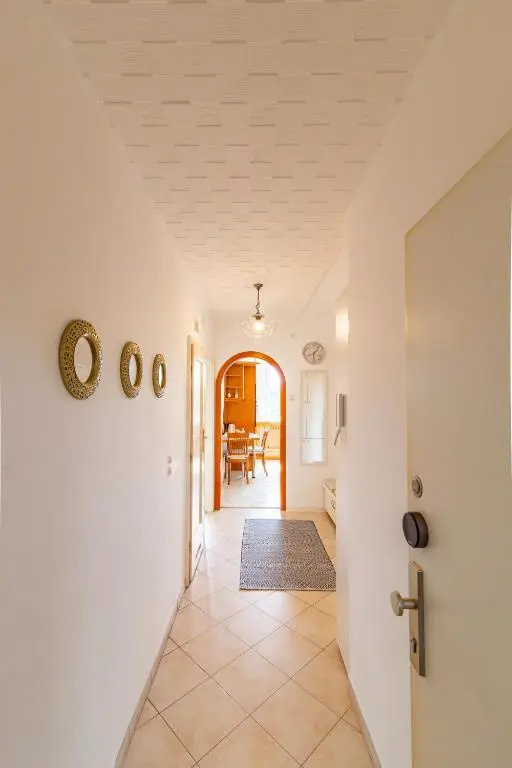 Best Rated Central Apartment Vienna - well heated, WiFi, 24-7 Self Check-In, Board games, Netflix, Prime