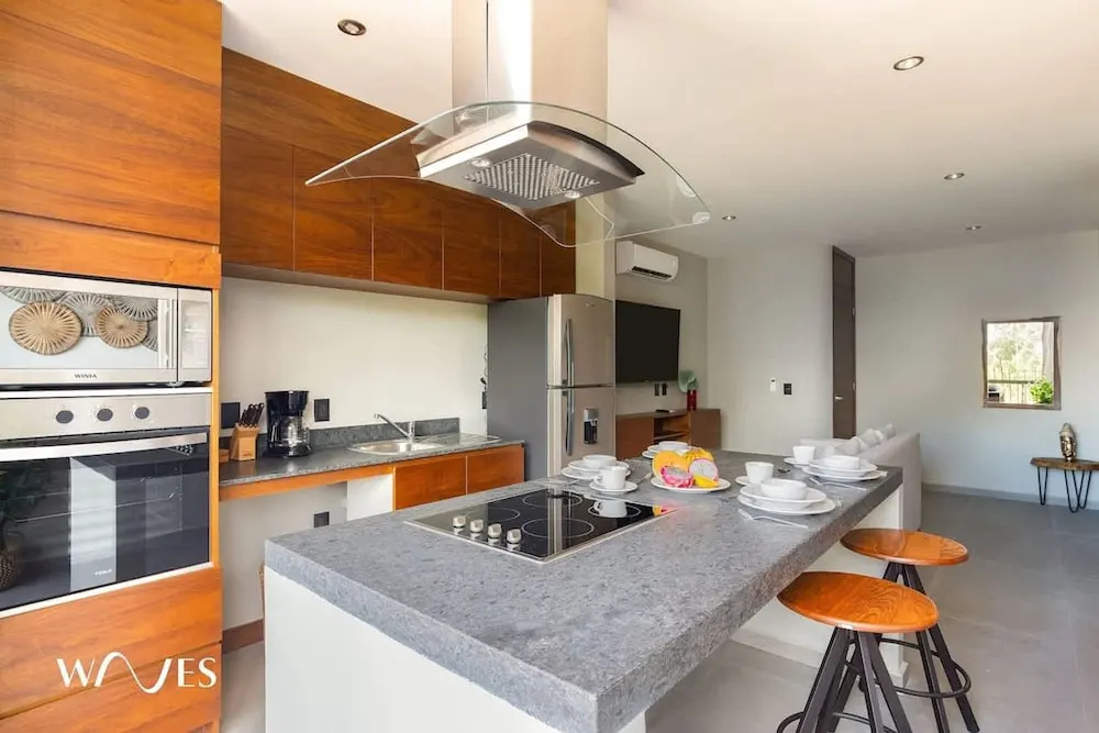 Luminous 2 BR with Roof Pool Close to Hotel Zone by Waves Management