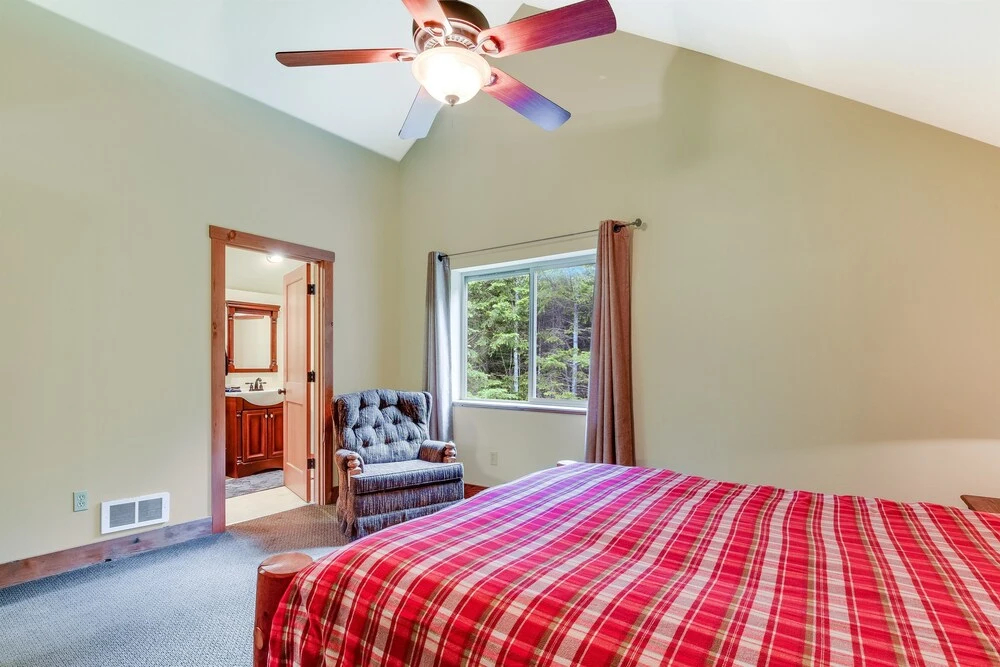 Little Bear Lodge - Three Bedroom Home with Mountain View