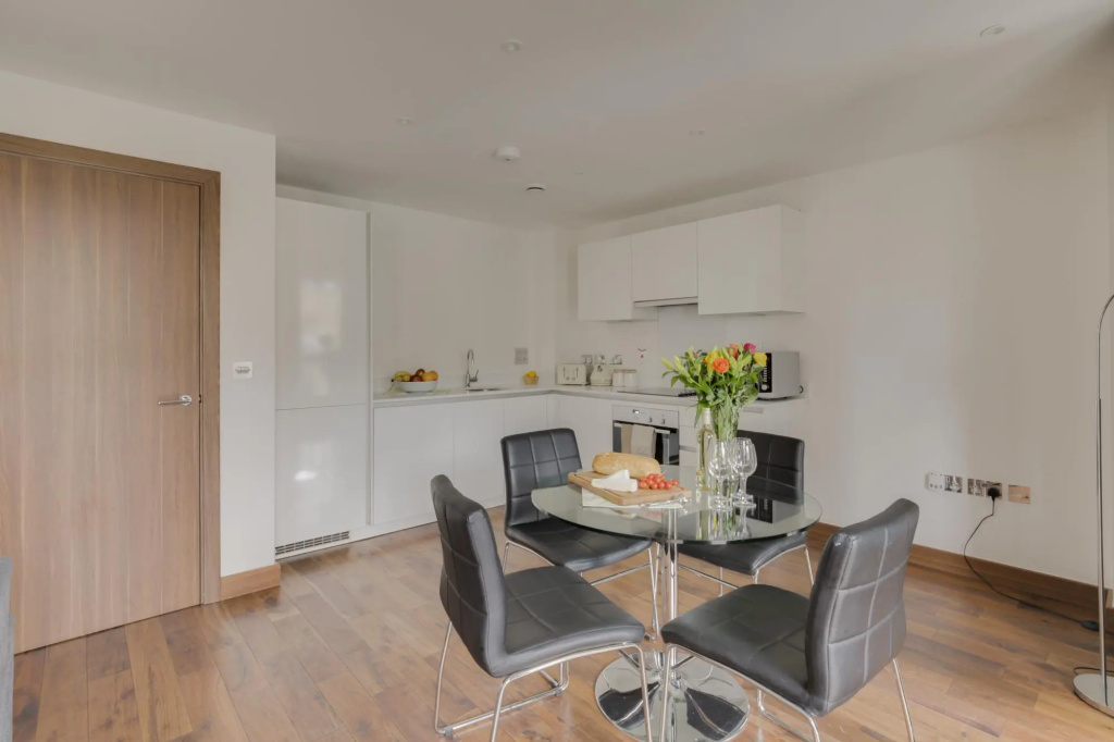 Spacious Two Bed w Balcony in Heart of Shoreditch
