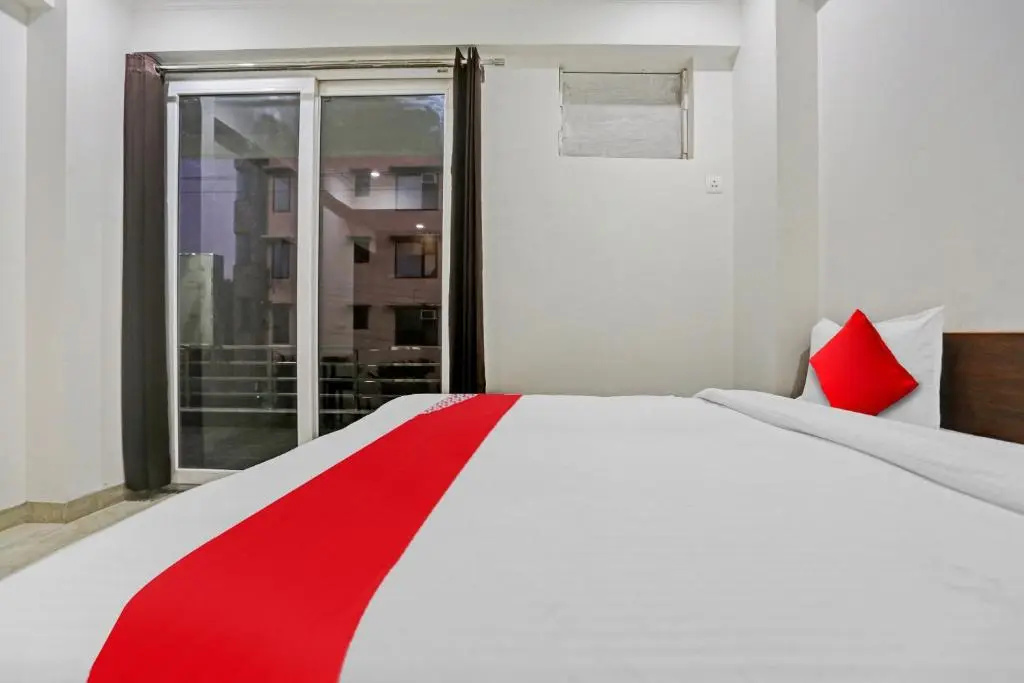 Flagship Unicorn Rooms Near Omaxe Celebration Mall