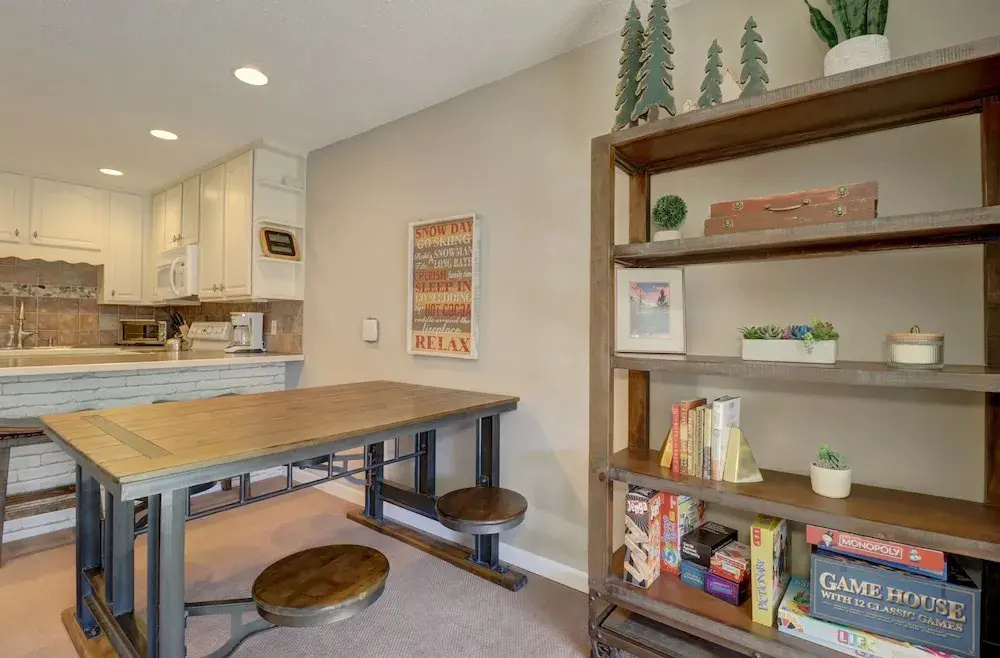 Pet Friendly, Beautifully Remodeled with Mountain Views - SB204 by Redawning
