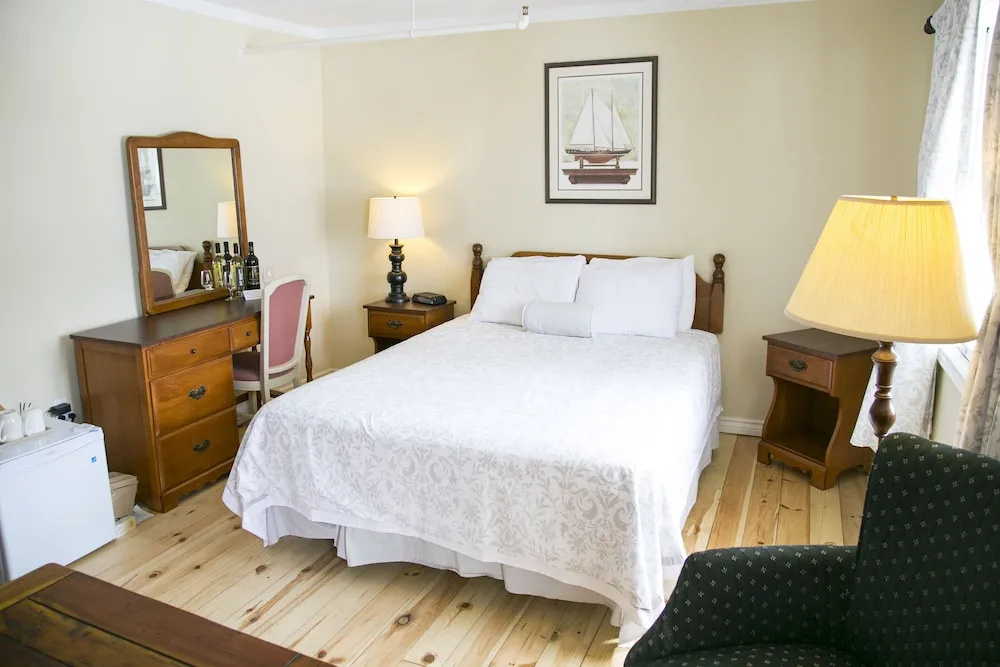 Lanes Privateer Inn