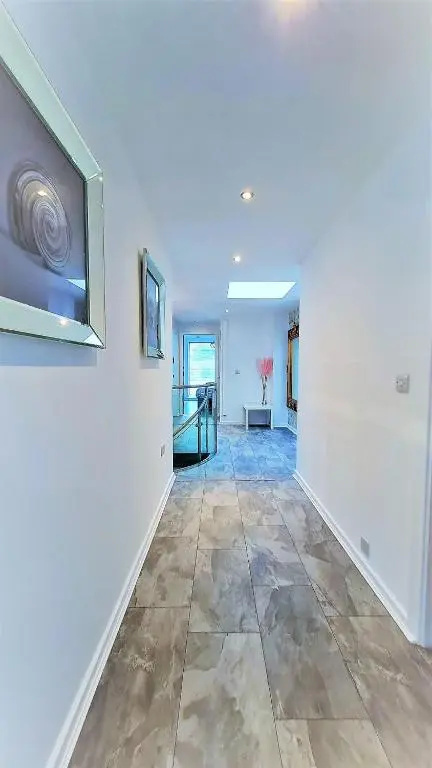 Sidemerseylivingscouk 5BR 3BA Penthouse w Parking in L1