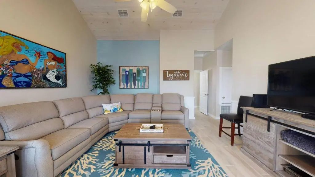 BC101 New Townhome, Heated Pool, 1 Minute Drive to Beach