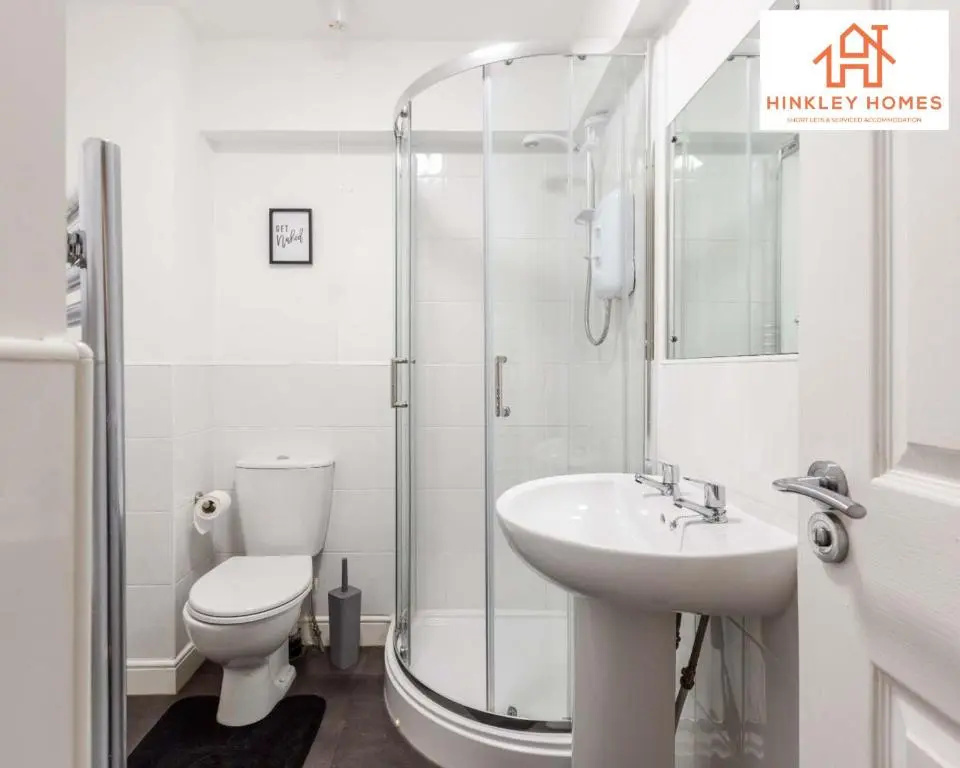 Modern Townhouse - Free Gated Parking - City Centre - 5 ! By Hinkley Homes Short Lets & Serviced Accommodation