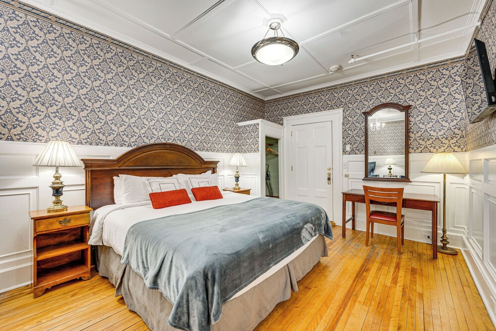 On Historic Main Street: Walkable & Quaint Apt