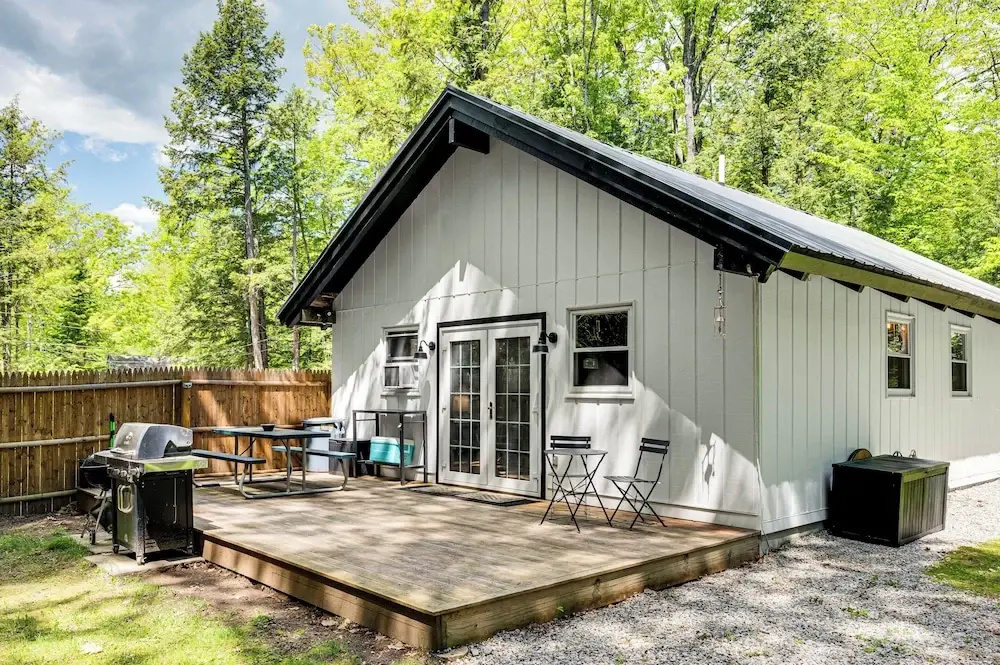 2 Mi to Conway: Cozy Cabin w/ Grill & Yard!
