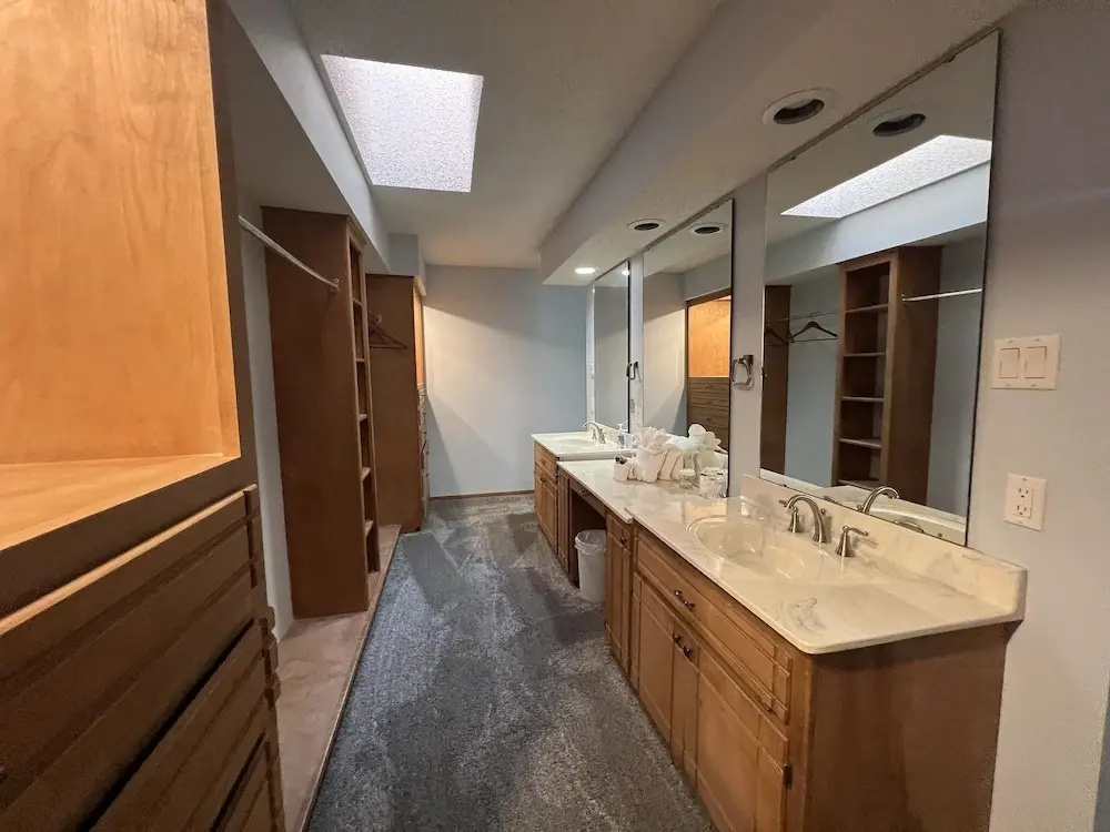 Forest view, log-sided two bedroom, two bath condo on Lake Ouachita. by RedAwning