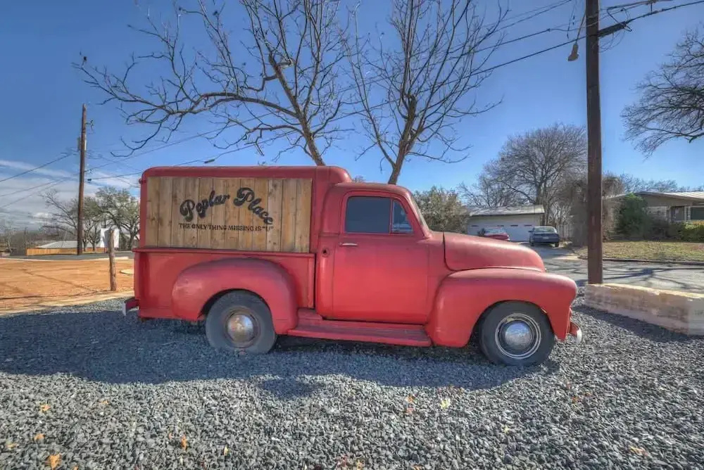 Pop-2: Hot-tub/close to Main St!