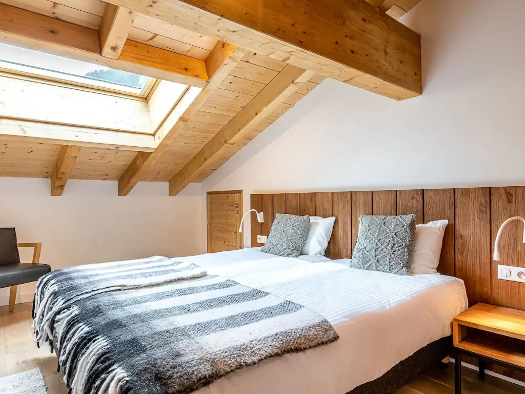 Penthouse with spacious balcony, ski lift 1.5 km away.