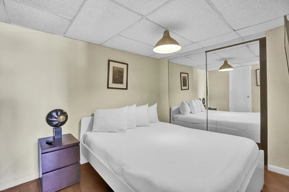 Lovely 2br/1bath, Hallandale Beach, Outdoor Pool & Free Parking!
