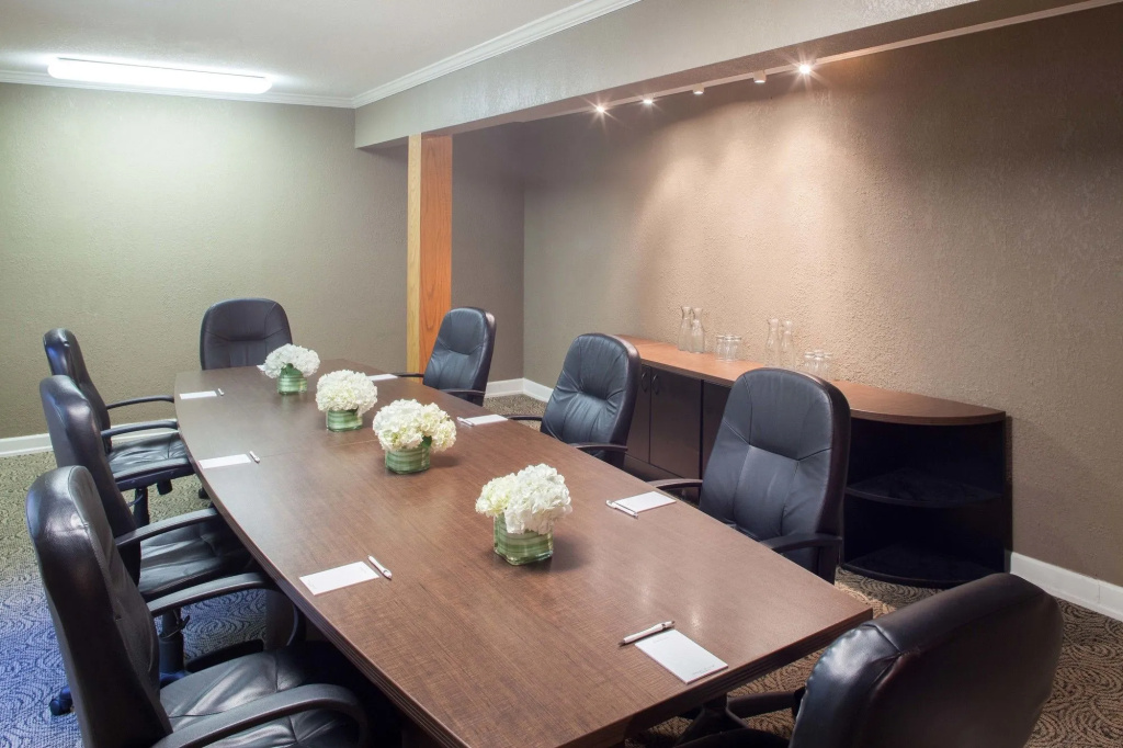 Cloverleaf Suites Kansas City - Overland Park