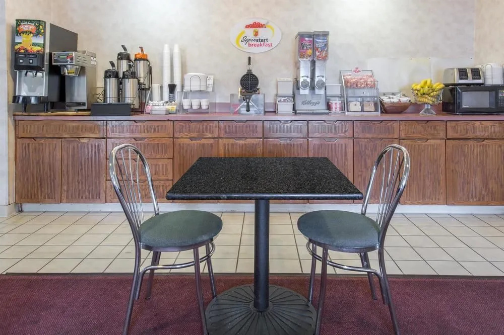 Super 8 Motel - Racine