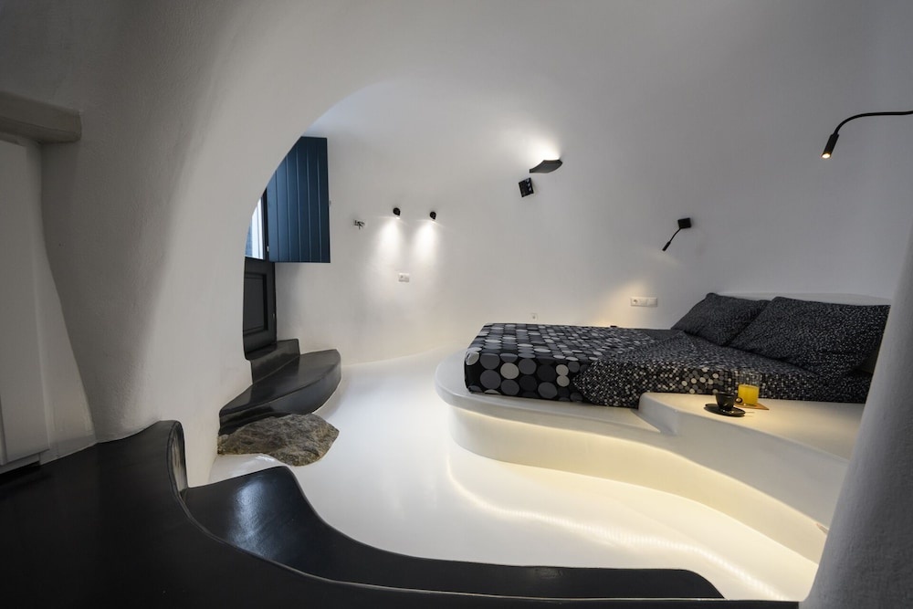 The Luna Cavern 2 with Hot Tub White