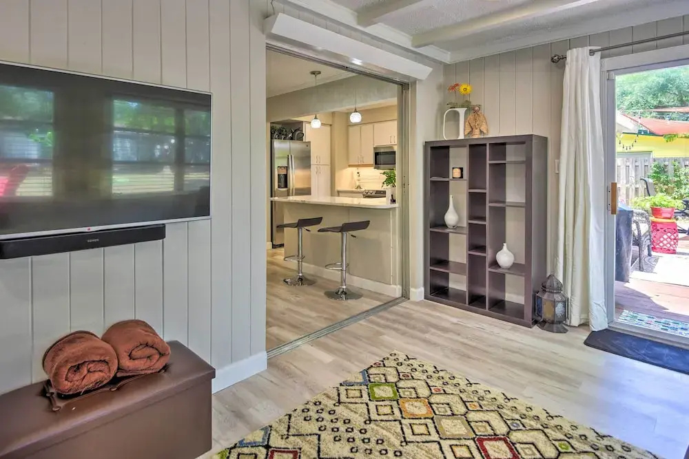 Sunny Sarasota Home w/ Yard < 2 Mi to Downtown!