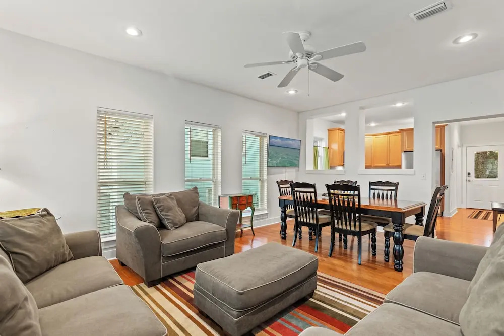Stay at The Hut! Room for Everyone! 4BR Fun Sleeps 12