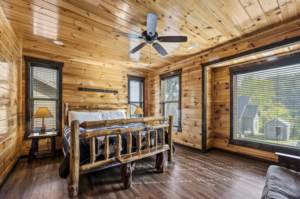 The Big Oak Lodge 16 Bedroom Home by Redawning