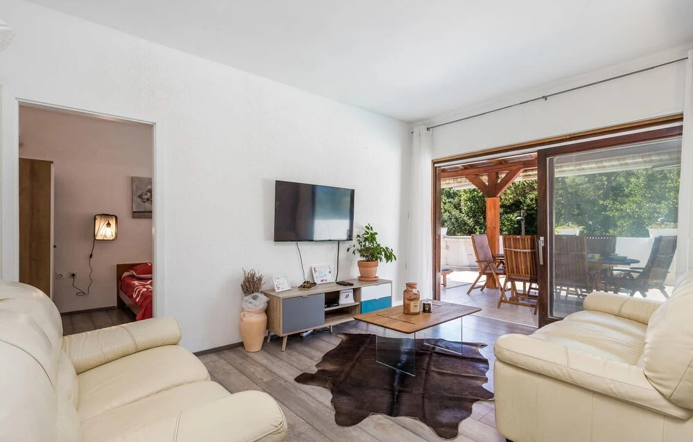Nice Apartment in Rijeka With Wifi, Outdoor Swimming Pool and 2 Bedrooms