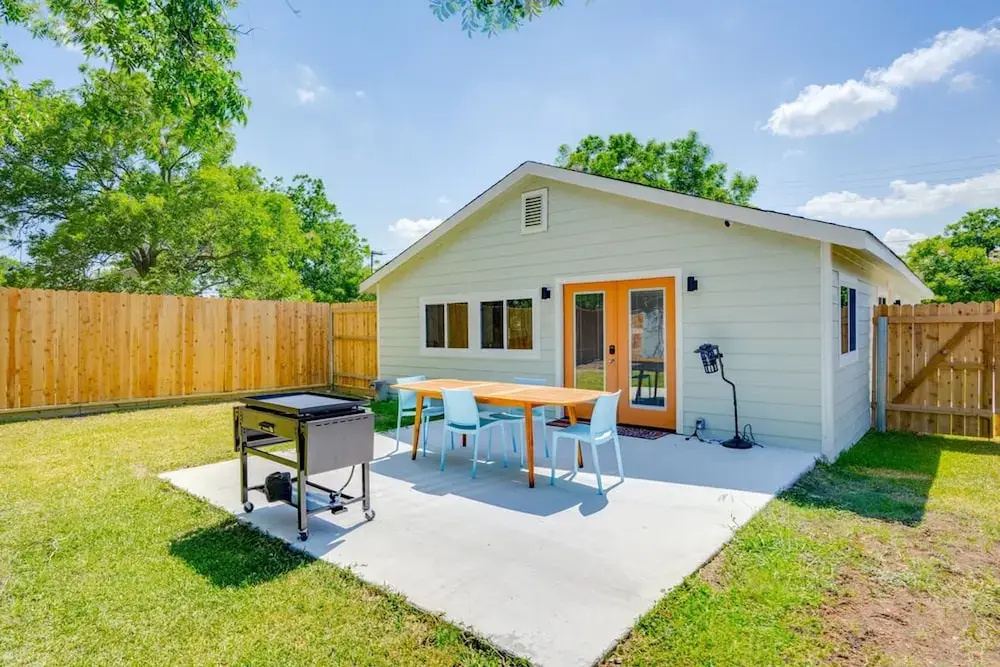 Modern 3 2 two Kings hot tub Fire pit 16min to Wine Trail Nearby Pickleball Courts Pools