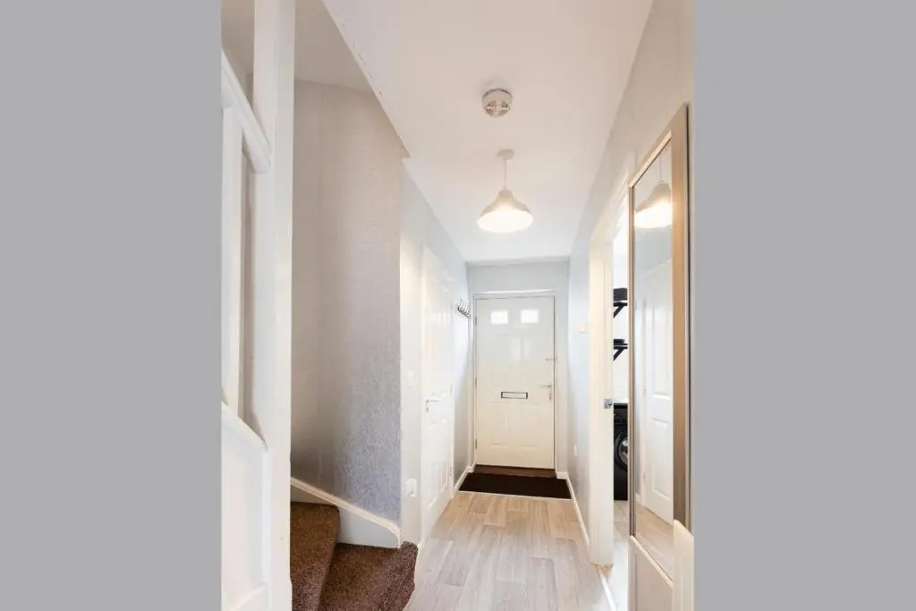 "Book Today" - 4 bed house, Sleeps up to 10, Free wifi, Perfect for Family & Business Travelers - Hartco Serviced Accommodation Walsall