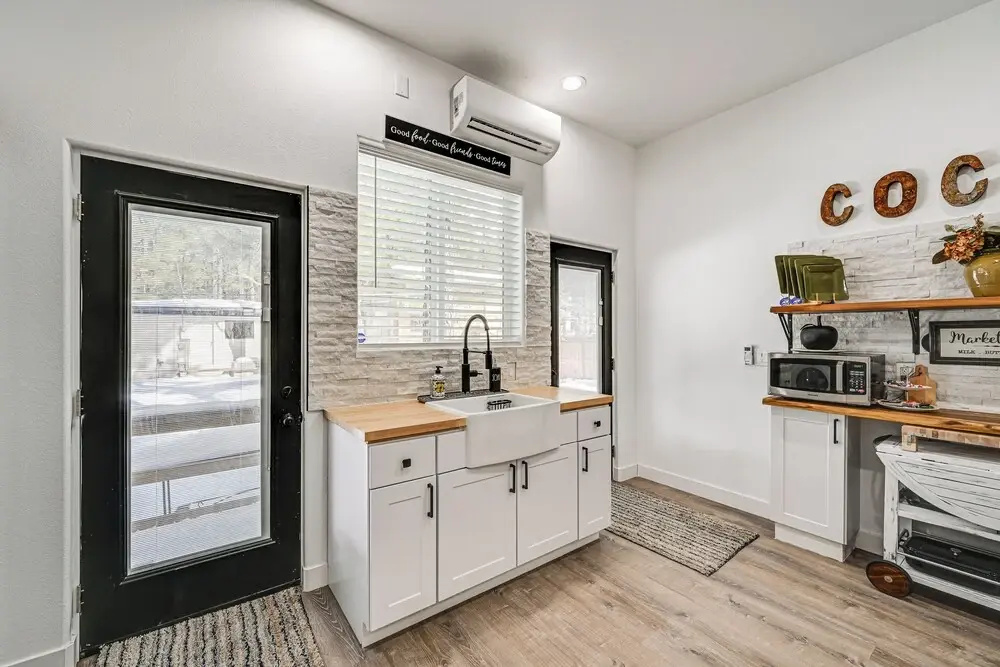 Grill & Patio: Charming Cabin in Munds Park
