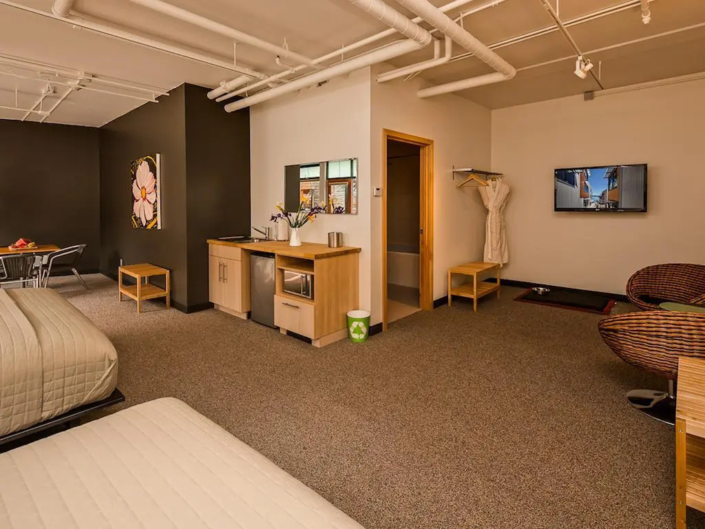 Island Inn at 123 West