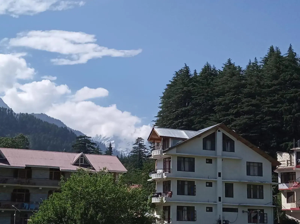 Tourist Hotel 10 minutes walking distance from the mall