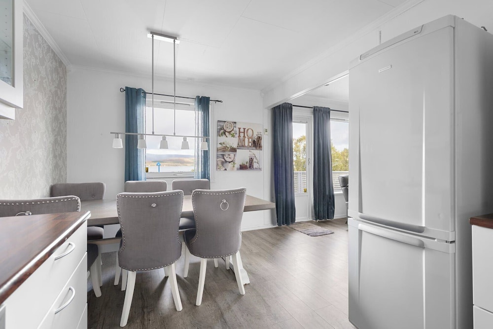 Lovely 4 Bedroom House With the View of Aurora