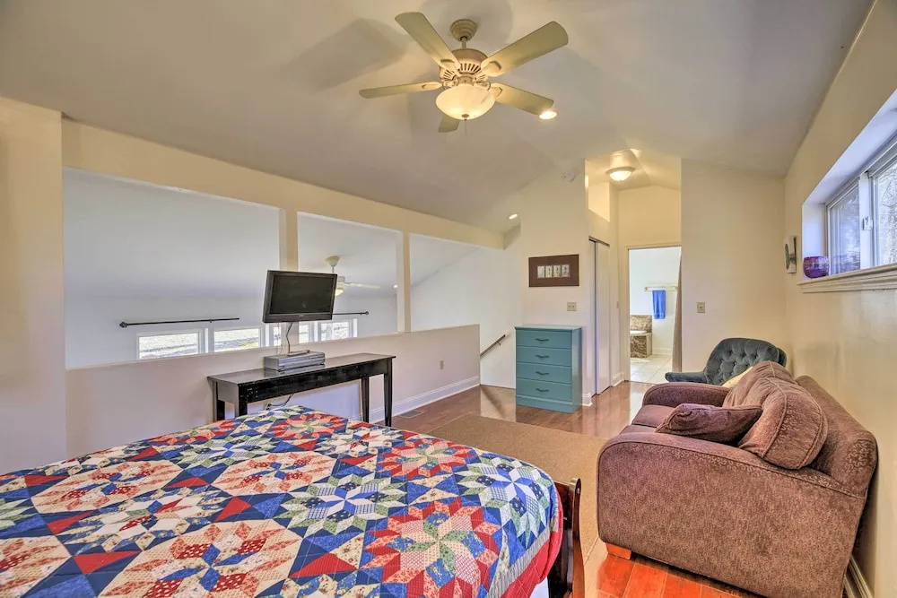Pet-friendly Cabin w/ Dock on Claytor Lake!