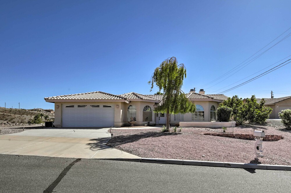 4 Mi to Lake Havasu Park: Modern Home w/ Pool!