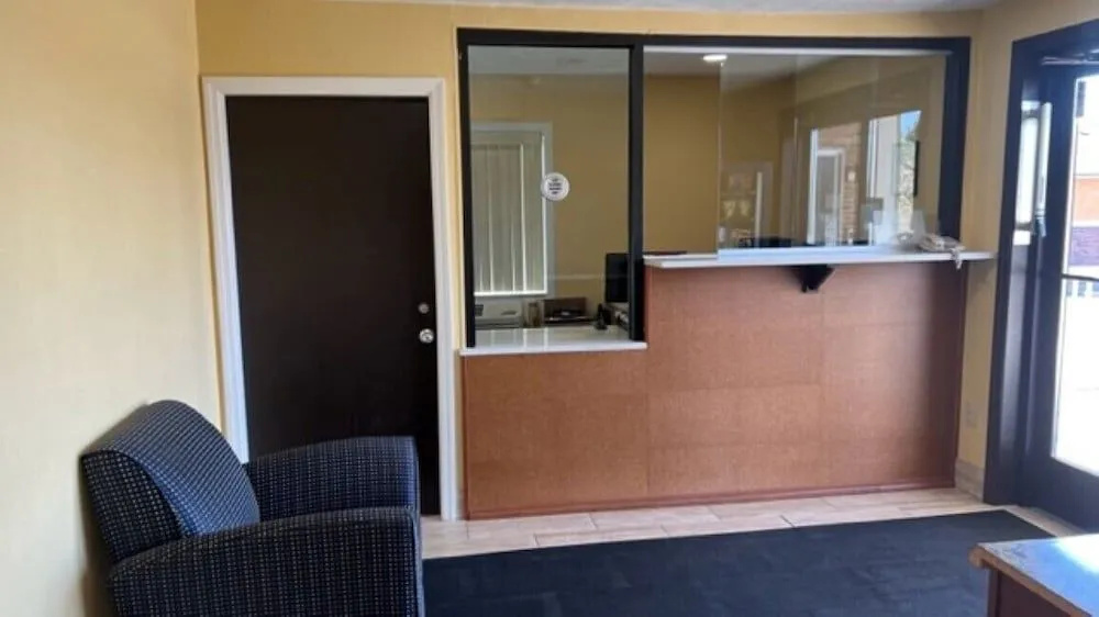 SUBURBAN STUDIO Pittsburgh Airport PA