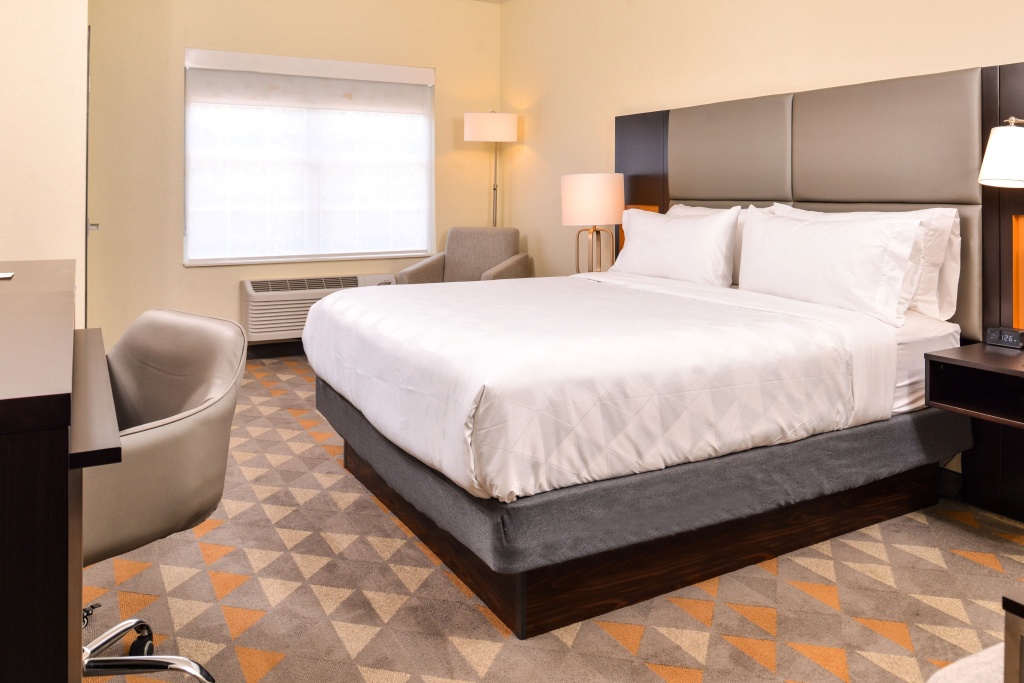 Holiday Inn and Suites Addison by IHG