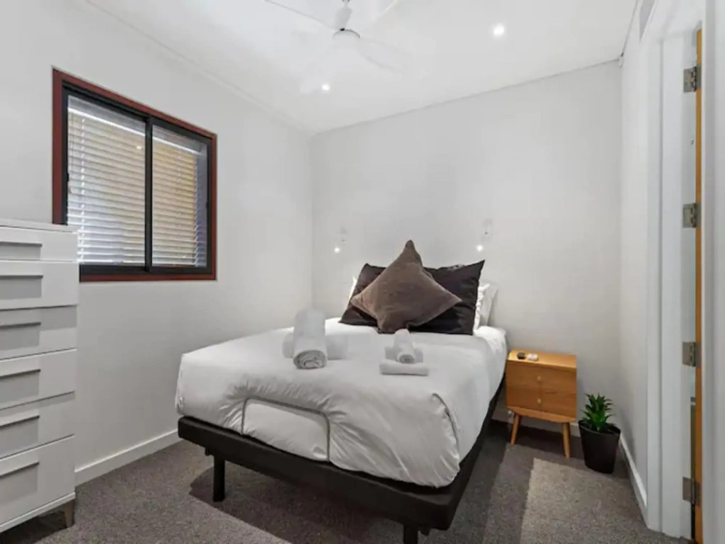 Lovely view apartment - free parking, pool and gym
