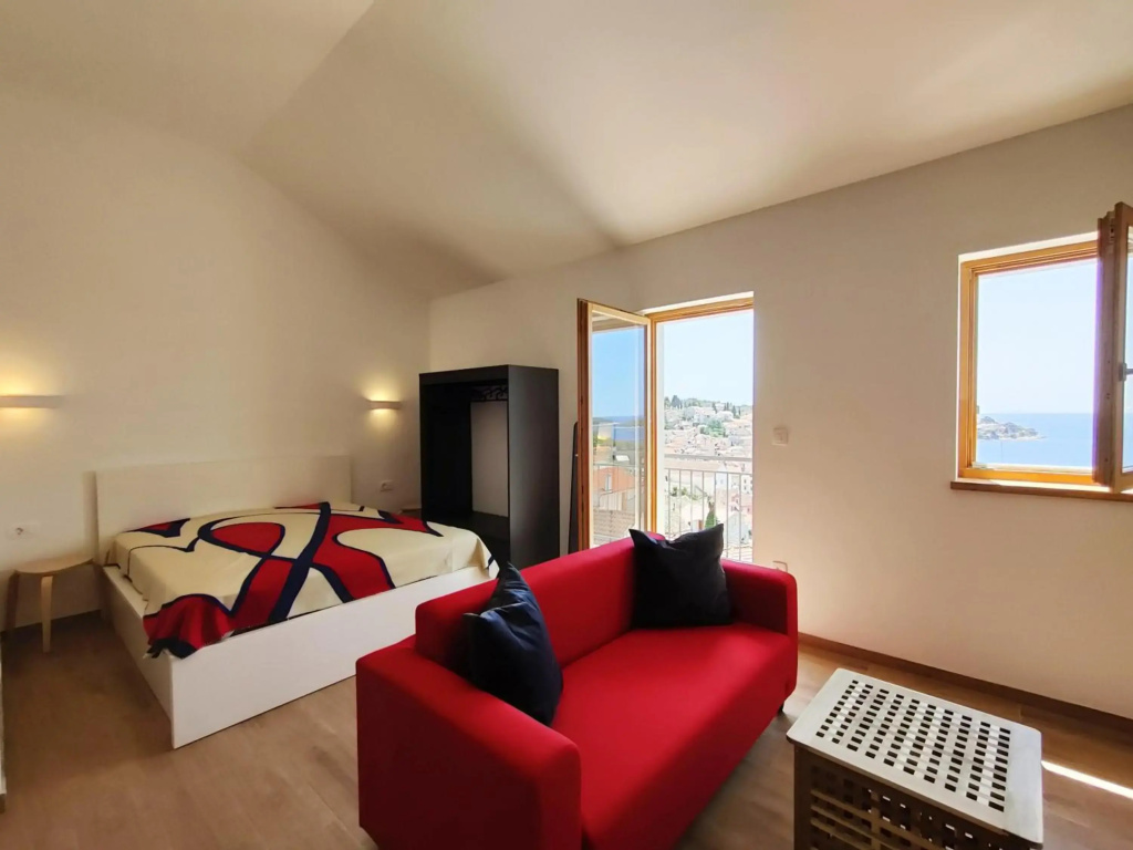 Brand new apt W balcony & perfect seaview at center