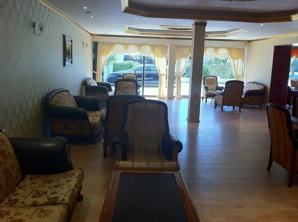 Eyna Hotel