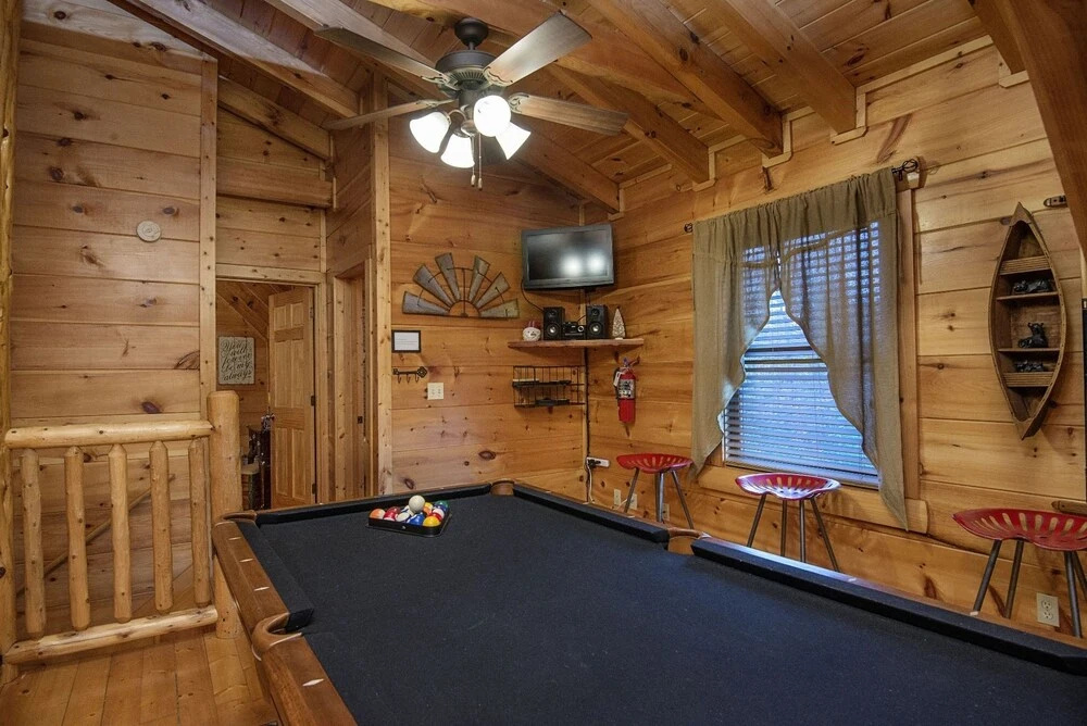 Liam's Retreat - 2 Bedroom with GameRoom just minutes away from Pigeon Forge 2 Cabin by RedAwning