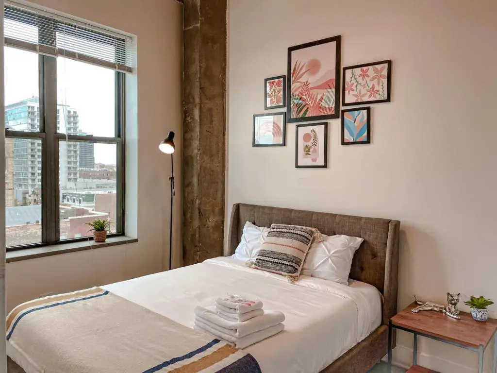 McCormick Place modern loft with an amazing city skyline view and optional parking for 6 guests
