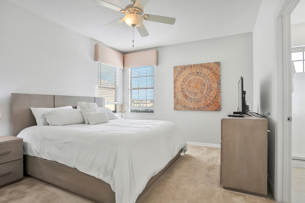 Modern Family Home - Private Pool, Lanai, Wifi, Central AC & Washer-dryer